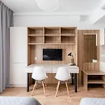 Nowy i komfortowy apartament w Warszawie z dedykowanym parkingiem podziemnym w cenie, WiFi, blisko centrum New apartment in Warsaw finished to a high specification fitted out to a high standard on the 7th floor, WiFi, underground parking price includ