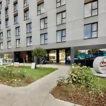 Nowy i komfortowy apartament w Warszawie z dedykowanym parkingiem podziemnym w cenie, WiFi, blisko centrum New apartment in Warsaw finished to a high specification fitted out to a high standard on the 7th floor, WiFi, underground parking price includ